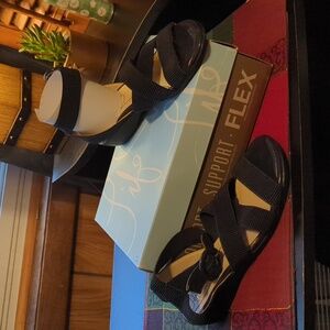 New Life Stride Temple Lux Navy Gore Patent Women's 7 M ankle strap sandals